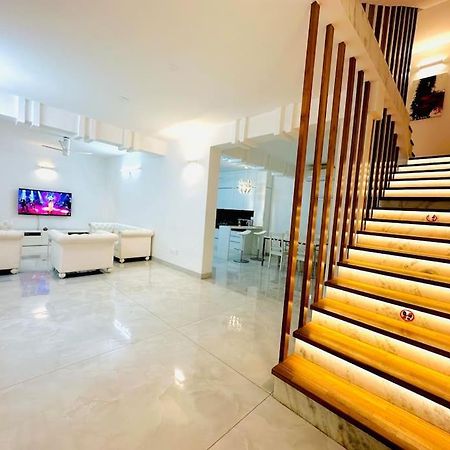 White House Sky View Theatre Villa In Gachibowli Exteriör bild