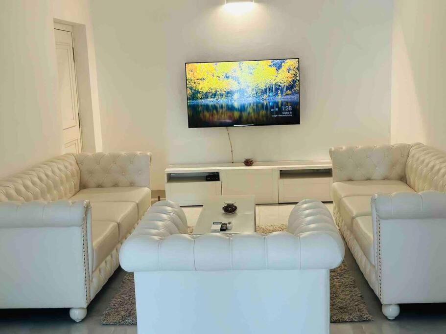 White House Sky View Theatre Villa In Gachibowli Exteriör bild