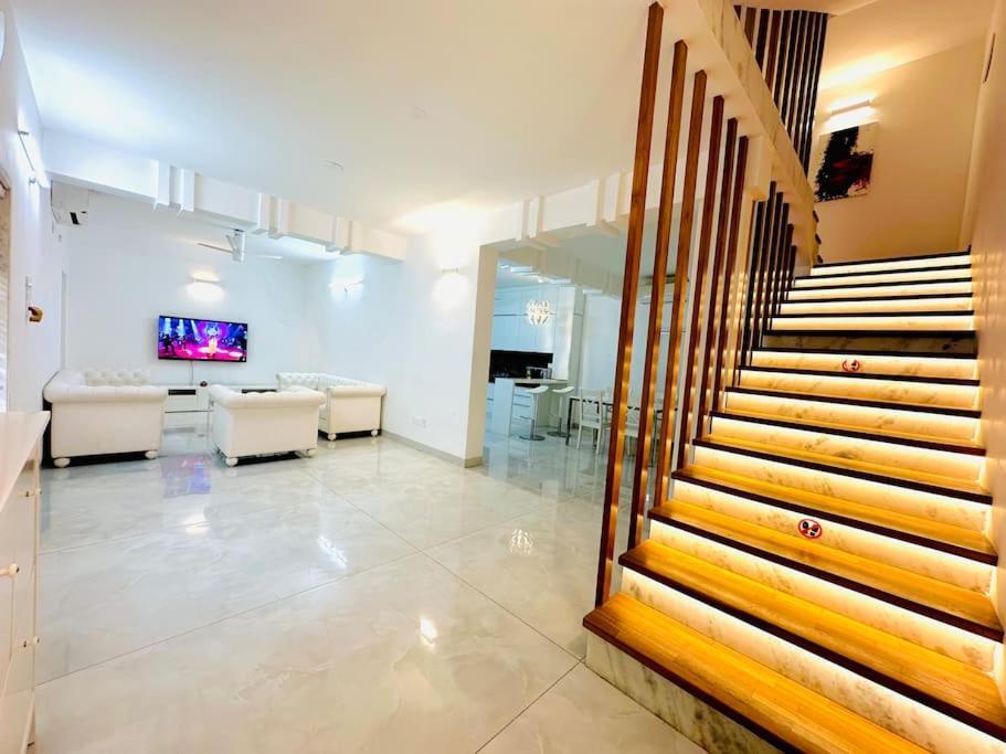 White House Sky View Theatre Villa In Gachibowli Exteriör bild