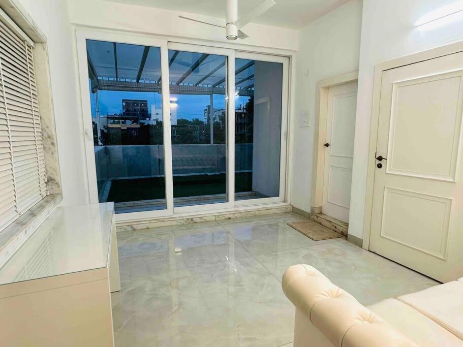 White House Sky View Theatre Villa In Gachibowli Exteriör bild