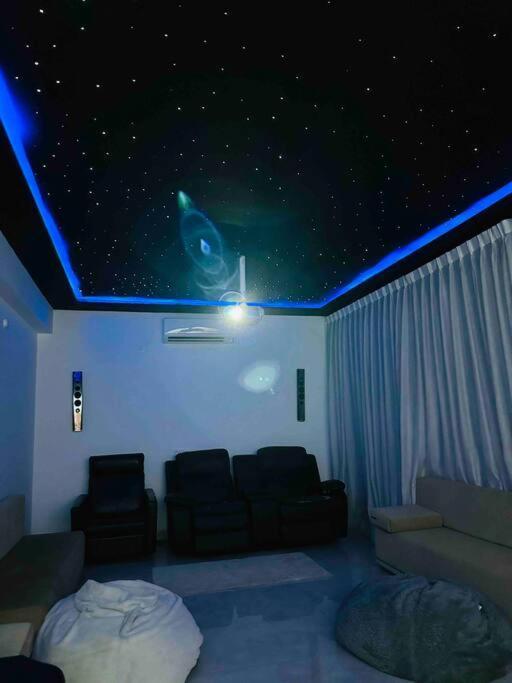 White House Sky View Theatre Villa In Gachibowli Exteriör bild