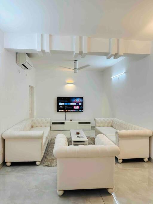 White House Sky View Theatre Villa In Gachibowli Exteriör bild