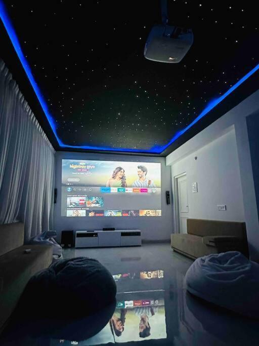 White House Sky View Theatre Villa In Gachibowli Exteriör bild