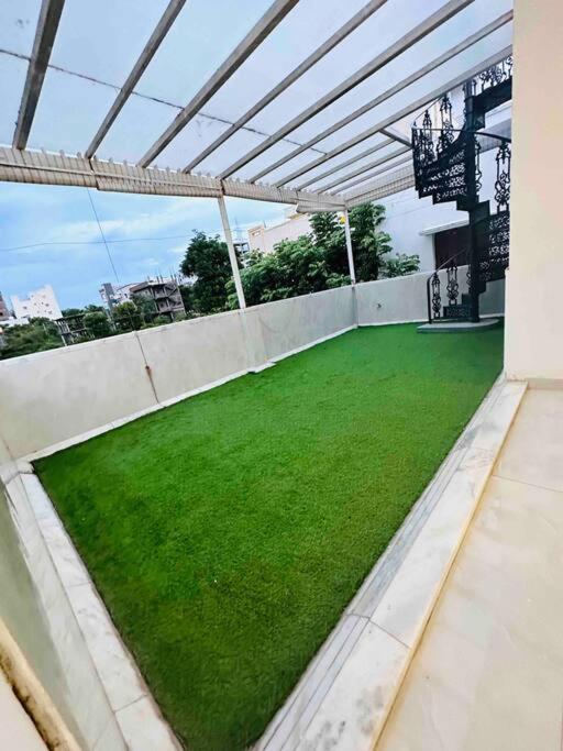 White House Sky View Theatre Villa In Gachibowli Exteriör bild